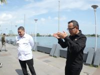 Wakil Menteri Dalam Negeri (Wamendagri) Bima Arya Sugiarto menyampaikan apresiasi dan rasa bangganya terhadap kinerja petugas Dinas Pemadam Kebakaran dan Penyelamatan (Damkarmat) Kota Makassar. Dalam kunjungan mendadaknya ke markas pos Damkarmat, Jumat (13/6/2025) di Jl. Ratulangi, hadir mendampingi Wali Kota Makassar, Munafri Arifuddin.
