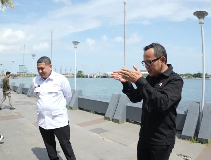 Wakil Menteri Dalam Negeri (Wamendagri) Bima Arya Sugiarto menyampaikan apresiasi dan rasa bangganya terhadap kinerja petugas Dinas Pemadam Kebakaran dan Penyelamatan (Damkarmat) Kota Makassar. Dalam kunjungan mendadaknya ke markas pos Damkarmat, Jumat (13/6/2025) di Jl. Ratulangi, hadir mendampingi Wali Kota Makassar, Munafri Arifuddin.