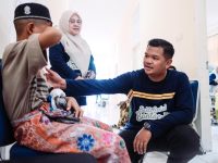 Bupati Bantaeng, M. Fathul Fauzy Nurdin, mengunjungi anak-anak yang mengikuti khitanan massal, di Rumah Sakit Umum Daerah (RSUD) Prof. DR. M. Anwar Makkatutu, Sabtu, 14 Juni 2025.