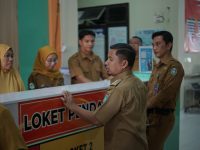 Wali Kota Parepare, Tasming Hamid, melakukan inspeksi mendadak (sidak) di Puskesmas Lumpue, Senin (16/6/2025). Kegiatan ini merupakan bagian dari komitmen Pemerintah Kota Parepare dalam memastikan pelayanan kesehatan yang prima bagi masyarakat.