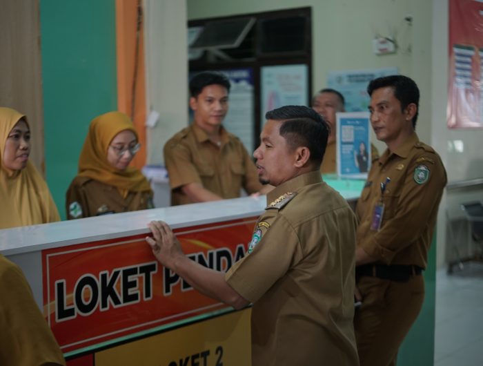 Wali Kota Parepare, Tasming Hamid, melakukan inspeksi mendadak (sidak) di Puskesmas Lumpue, Senin (16/6/2025). Kegiatan ini merupakan bagian dari komitmen Pemerintah Kota Parepare dalam memastikan pelayanan kesehatan yang prima bagi masyarakat.