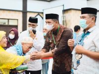 Bupati Bantaeng, M Fathul Fauzy Nurdin menjemput langsung kepulangan jamaah haji Kelompok Terbang (kloter) 8 Debarkasi Makassar di Apron Bandara Internasional Sultan Hasanuddin, Senin malam, Selasa 17 Juni 2025.