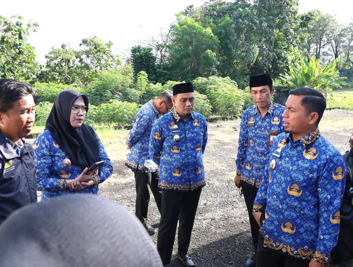 Wali Kota Parepare, Tasming Hamid, melakukan peninjauan langsung ke lokasi rencana pembangunan Sekolah Rakyat di kawasan Rumah Potong Hewan (RPH), Kelurahan Bukit Harapan, Kecamatan Soreang, Selasa (17/6/2025).