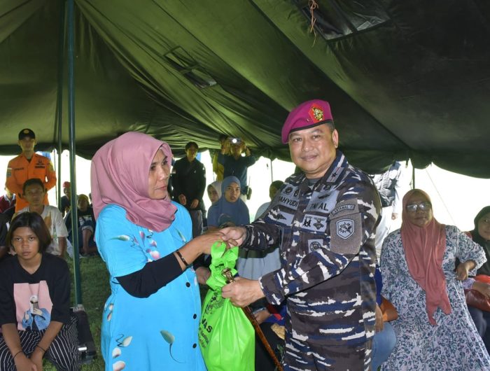 Angin kencang dan hujan lebat selama 7 hari melanda kota Makassar yang mengakibatkan bencana banjir di beberapa titik terutama di Kecamatan Manggala, Biringkanaya dan Tamalanrea yang menenggalamkan rumah warga di sekitar 3 kecamatan tersebut.