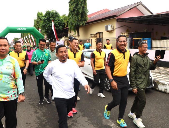 Wali Kota Parepare, Tasming Hamid, menghadiri kegiatan jalan santai dan senam sehat dalam rangka menyambut peringatan Hari Ulang Tahun (HUT) Bhayangkara ke-78 yang digelar di halaman Polres Parepare, Jumat pagi (20/6/2025).