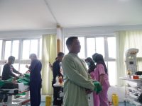 Wali Kota Parepare, Tasming Hamid, turut menyaksikan secara langsung pelaksanaan kegiatan khitanan massal yang digelar di Rumah Sakit dr. Hasri Ainun Habibie, Minggu (22/6/2025).