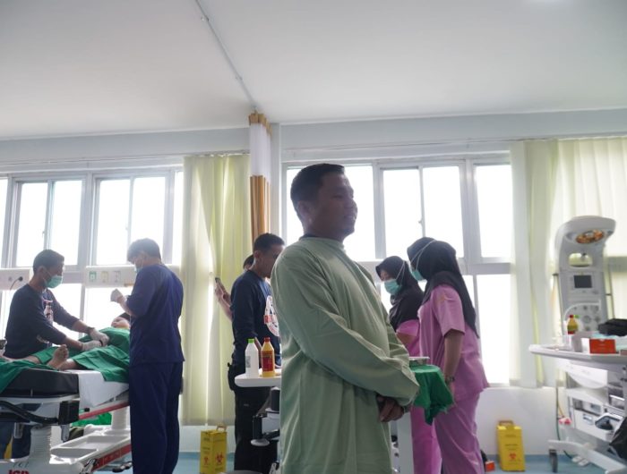 Wali Kota Parepare, Tasming Hamid, turut menyaksikan secara langsung pelaksanaan kegiatan khitanan massal yang digelar di Rumah Sakit dr. Hasri Ainun Habibie, Minggu (22/6/2025).