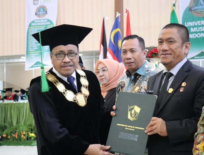 Bupati H. Irwan Bachri Syam menerima penghargaan sebagai Alumni Berprestasi dari Universitas Muslim Indonesia (UMI) Makassar