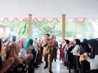 Bupati Bantaeng, M. Fathul Fauzy Nurdin menyerahkan bantuan Kemeneterian Sosial berupa uang tunai kepada Sanggar Seni Biangkeke.