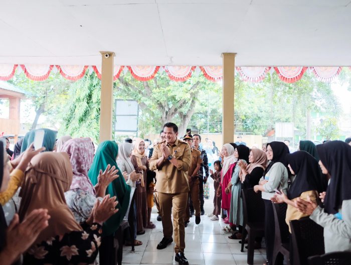 Bupati Bantaeng, M. Fathul Fauzy Nurdin menyerahkan bantuan Kemeneterian Sosial berupa uang tunai kepada Sanggar Seni Biangkeke.