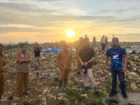 Antrean panjang truk pengakut sampah terjadi di Tempat Pembuangan Akhir (TPA) Antang, Kecamatan Manggala, Kota Makassar, pada Selasa (24/6/2025) pagi.