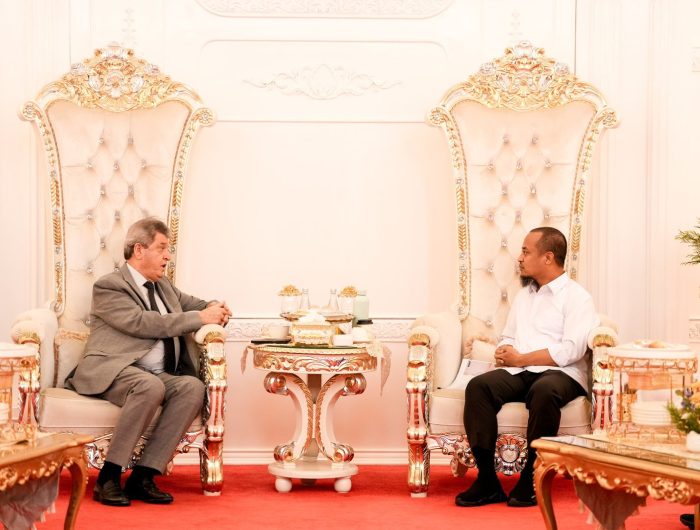 Gubernur Sulawesi Selatan, Andi Sudirman Sulaiman menerima kunjungan kehormatan Duta Besar Palestina untuk Indonesia, H.E. Dr. Zuhair S.M. Al-Shun di Rumah Jabatan Gubernur Sulsel, Selasa (24/6/2025).