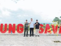Bupati Bantaeng, M. Fathul Fauzy Nurdin, bersama Dandim 1410 Bantaeng, Letkol Inf Agus Indarta menandatangani prasasti peresminan Embung Savana, Desa Barua, Kecamatan Eremerasa, Rabu, 25 Juni 2025.