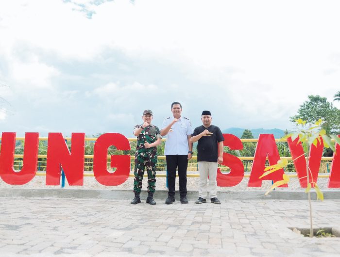 Bupati Bantaeng, M. Fathul Fauzy Nurdin, bersama Dandim 1410 Bantaeng, Letkol Inf Agus Indarta menandatangani prasasti peresminan Embung Savana, Desa Barua, Kecamatan Eremerasa, Rabu, 25 Juni 2025.