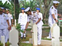 Pangkalan Utama TNI Angkatan Laut VI (Lantamal VI) Makassar melaksanakan Ziarah Rombongan dalam rangka menyambut HUT Ke-75 Lantamal VI tahun 2025 yang dipimpin oleh Wakil Komandan (Wadan) Lantamal VI Kolonel Laut (P) Nopriadi, M.Tr.Hanla., bertempat di Taman Makam Pahlawan (TMP) Panaikang Makassar, Kamis (26/06/2025).