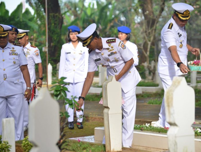Pangkalan Utama TNI Angkatan Laut VI (Lantamal VI) Makassar melaksanakan Ziarah Rombongan dalam rangka menyambut HUT Ke-75 Lantamal VI tahun 2025 yang dipimpin oleh Wakil Komandan (Wadan) Lantamal VI Kolonel Laut (P) Nopriadi, M.Tr.Hanla., bertempat di Taman Makam Pahlawan (TMP) Panaikang Makassar, Kamis (26/06/2025).