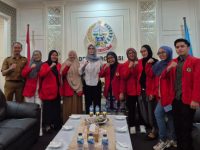 Mahasiswa Gender Angkatan 2024 Unhas saat bersama Ketua DPRD Provinsi Sulsel, Drg. A. Rachmatika Dewi, Kepala Seksi Persidangan DPRD Provinsi Sulsel, Dr. Wara Sarjono, S.H, M.H. dan Desen Pembimbing Prof. Dr. Rabina Yunus, M.Si.