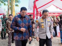Wakapolda Sulsel, Brigjen Pol Nasri saat bersama Bupati Bantaeng, Uji Nurdin melakukan groundbreaking pembangunan Gudang Ketahanan Pangan Polri di Kelurahan Gantarangkeke, Kabupaten Bantaeng, Kamis, 5 Juni 2025.