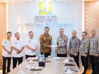 Bupati Bantaeng, Uji Nurdin menyerahkan dokumen studi kelayakan pembangunan irigasi pertanian kepada BBWS Pompengan Jeneberang, Rabu, 11 Juni 2025.