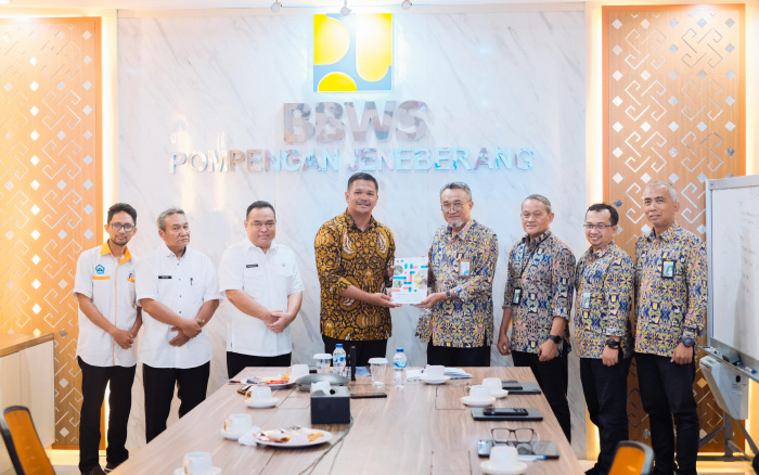 Bupati Bantaeng, Uji Nurdin menyerahkan dokumen studi kelayakan pembangunan irigasi pertanian kepada BBWS Pompengan Jeneberang, Rabu, 11 Juni 2025.