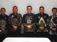 Sekda Pemprov Sulsel, Jufri Rahman saat bersama empat calon Sekda Sidrap.