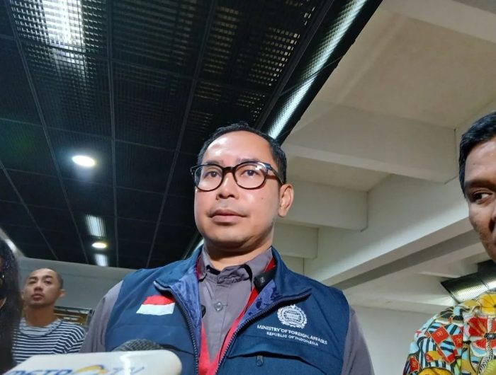 Kementerian Luar Negeri Republik Indonesia (Kemlu RI) memastikan bahwa seluruh warga negara Indonesia (WNI) di Iran dan Israel dalam kondisi aman, meskipun situasi di kedua negara terus memanas akibat saling serang rudal sejak akhir pekan lalu.