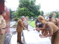 Di hadapan Bupati Bulukumba Andi Muchtar Ali Yusuf (Andi Utta), seluruh kepala Organisasi Perangkat Daerah (OPD) menandatangani surat pernyataan