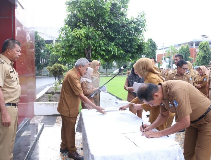 Di hadapan Bupati Bulukumba Andi Muchtar Ali Yusuf (Andi Utta), seluruh kepala Organisasi Perangkat Daerah (OPD) menandatangani surat pernyataan