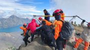 Kematian tragis pendaki asal Brasil, Juliana Marins (26), di Gunung Rinjani, Nusa Tenggara Barat (NTB), memicu keprihatinan internasional. Meskipun berbagai teknologi canggih seperti drone pencari dan GPS telah digunakan dalam proses pencarian, kondisi ekstrem di medan pegunungan menunjukkan bahwa teknologi saja belum cukup untuk menyelamatkan nyawa di tengah alam liar.