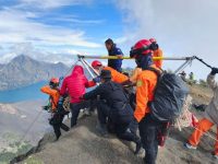 Kematian tragis pendaki asal Brasil, Juliana Marins (26), di Gunung Rinjani, Nusa Tenggara Barat (NTB), memicu keprihatinan internasional. Meskipun berbagai teknologi canggih seperti drone pencari dan GPS telah digunakan dalam proses pencarian, kondisi ekstrem di medan pegunungan menunjukkan bahwa teknologi saja belum cukup untuk menyelamatkan nyawa di tengah alam liar.