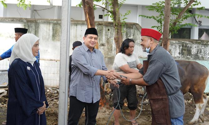 Wali Kota Makassar Munafri Arifuddin dan Wakil Wali Kota Aliyah Mustika Ilham turut hadir langsung menyaksikan pelaksanaan pemotongan hewan kurban di pelataran kantor Balai Kota, Sabtu 7 Juni 2025.
