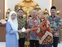 Wali Kota Makassar, Munafri Arifuddin dan Ketua TP PKK Kota Makassar, Melinda Aksa meresmikan Vihara Lahuta Maitreya yang terletak di Jalan Wahab Tarru No.4, Sabtu 7Juni 2025.