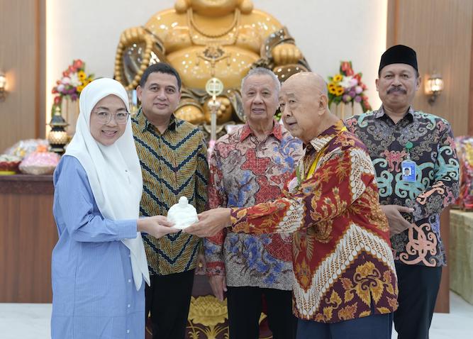 Wali Kota Makassar, Munafri Arifuddin dan Ketua TP PKK Kota Makassar, Melinda Aksa meresmikan Vihara Lahuta Maitreya yang terletak di Jalan Wahab Tarru No.4, Sabtu 7Juni 2025.