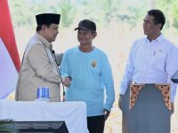 Presiden Republik Indonesia, Prabowo Subianto saat bersama Menteri Pertanian Andi Amran Sulaiman, di Kalimantan Barat, Kamis 5 Juni 2025.