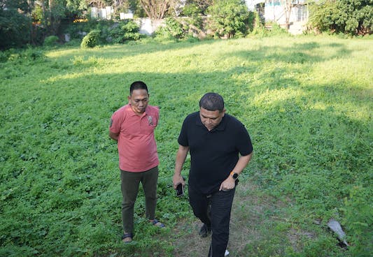 Wali Kota Makassar Appi dan Ketua KONI Kota Makassar, H. Ismail saat meninjau langsung fasilitas olahraga di kawasan Lapangan Karebosi, Senin, 9 Juni 2025.