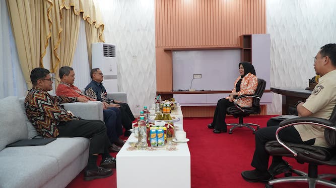 Wakil Gubernur Sulawesi Selatan, Fatmawati Rusdi, menerima audiensi Kepala OJK Sulselbar, Moch. Muchlasin bersama jajaran di Kantor Gubernur Sulsel.
