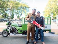 Bupati Bantaeng Uji Nurdin saat merangkul dan menyerahkan truk sampah roda tiga kepada Kepala Pasar Banyorang, Andi Akmal Dg Pagolla.