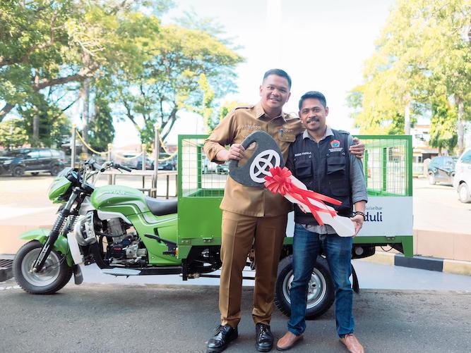 Bupati Bantaeng Uji Nurdin saat merangkul dan menyerahkan truk sampah roda tiga kepada Kepala Pasar Banyorang, Andi Akmal Dg Pagolla.