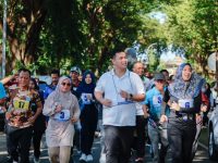 Bupati Pangkep, Muhammad Yusran Lalogau (MYL) saat berlari dalam rangka jalani tes kesehatan dan kebugaran.