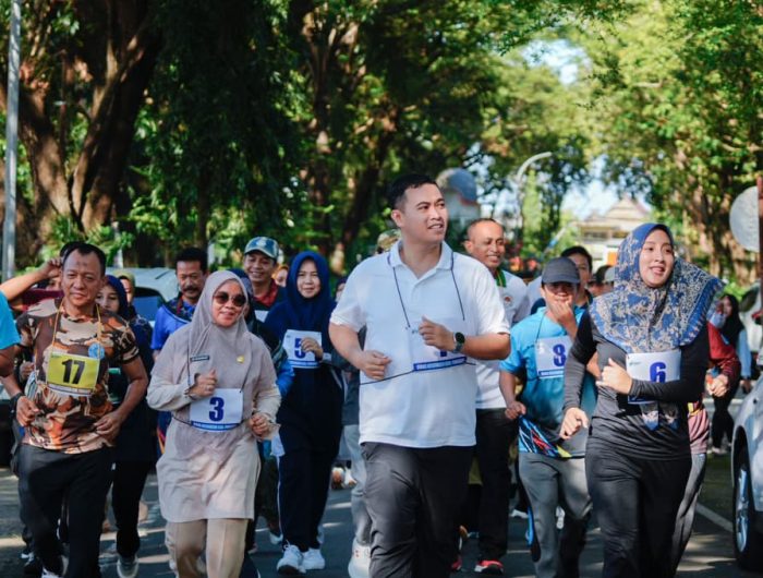 Bupati Pangkep, Muhammad Yusran Lalogau (MYL) saat berlari dalam rangka jalani tes kesehatan dan kebugaran.