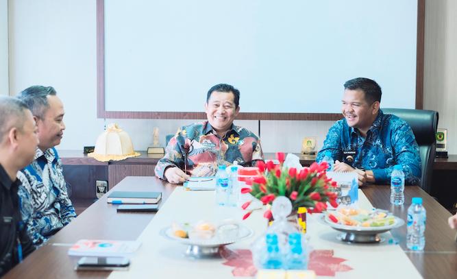 Bupati Bantaeng, Uji Nurdin, bersama Kepala BNN Sulsel, Brigadir Jenderal Polisi Budi Sajidin, di Kantor BNN Sulsel, Selasa, 17 Juni 2025.