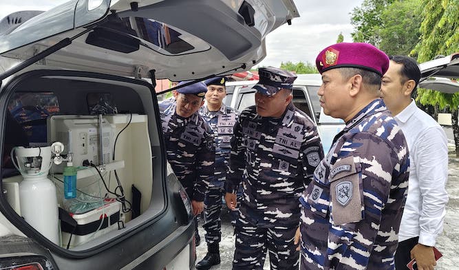 Dokumentasi Istimewa Dinkes Kota Makassar usai apel siaga Komandan Pangkalan Utama TNI AL Lantamal VI Makassar Mengecek peralatan medis di Ambulance dan Mobil Wuling (Dottorota) milik Pemerintah Kota Makassar