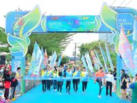 Wakil Gubernur Sulawesi Selatan, Fatmawati Rusdi, saat melepas peserta PLN Mobile Run 2025 di Benteng Rotterdam, Makassar, Minggu (22/6/2025).