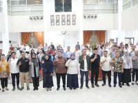 Wali Kota Makassar, Appi bersama Wakil Wali Kota Aliyah Mustika Ilham memimpin Rapat Koordinasi bersama penggiat lingkungan, Rabu malam 25 Juni 2025, di Rumah Jabatan Wali Kota.