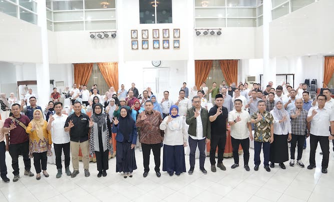 Wali Kota Makassar, Appi bersama Wakil Wali Kota Aliyah Mustika Ilham memimpin Rapat Koordinasi bersama penggiat lingkungan, Rabu malam 25 Juni 2025, di Rumah Jabatan Wali Kota.