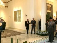 Presiden Republik Indonesia ke-8, Prabowo Subianto, memimpin langsung Upacara Peringatan Hari Lahir Pancasila, Senin (2/6/2025), di Gedung Pancasila, Kementerian Luar Negeri, Jakarta. Dalam upacara yang berlangsung khidmat itu, Presiden Prabowo berdiri diapit oleh Presiden ke-5 RI Megawati Soekarnoputri dan Wakil Presiden Gibran Rakabuming Raka.