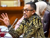 Wakil Ketua Komisi III DPR RI Ahmad Sahroni menyatakan dukungannya terhadap langkah tegas Kementerian Dalam Negeri (Kemendagri) yang melarang organisasi kemasyarakatan (ormas) menggunakan atribut yang menyerupai aparat TNI, Polri, maupun Kejaksaan.