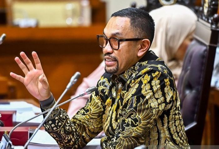 Wakil Ketua Komisi III DPR RI Ahmad Sahroni menyatakan dukungannya terhadap langkah tegas Kementerian Dalam Negeri (Kemendagri) yang melarang organisasi kemasyarakatan (ormas) menggunakan atribut yang menyerupai aparat TNI, Polri, maupun Kejaksaan.