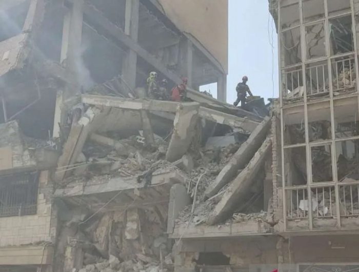 Pengamat Timur Tengah dari Universitas Ibnu Chaldun, Ezza Habsyi, memperingatkan bahwa serangan militer Amerika Serikat (AS) terhadap Iran bisa menjadi titik awal krisis regional yang membesar menjadi konflik global. Menurutnya, tindakan AS terhadap situs nuklir Iran bukan hanya eskalasi militer biasa, melainkan bisa dianggap sebagai deklarasi perang oleh Teheran.