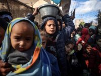Di tengah berkecamuknya konflik yang belum menunjukkan tanda mereda, krisis kemanusiaan lain mengintai dengan sunyi namun mematikan: kelaparan. Sedikitnya 66 anak Palestina di Jalur Gaza dilaporkan meninggal dunia akibat gizi buruk yang kian memburuk, menyusul blokade ketat oleh militer Israel terhadap pasokan bantuan kemanusiaan.
